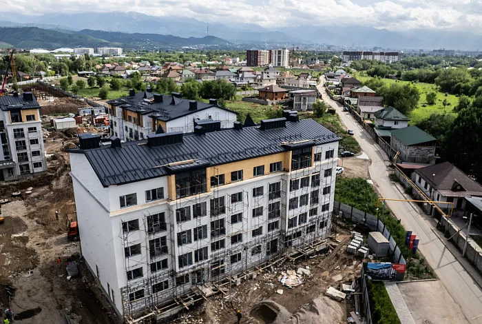 Профнастил под фальц APROFIL для жилого комплекса Meiram Park в Алматы