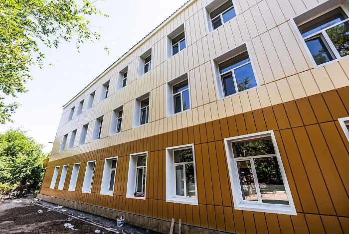 Линеарные панели APROFIL в облицовке школы-лицея №33 в Алматы