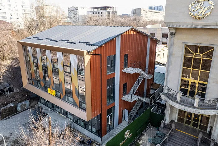 Дизайнерские фасадные панели CANYON APROFIL в облицовке бизнес-центра в Алматы (Курмангазы)