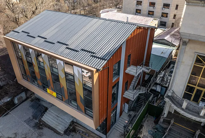 Дизайнерские фасадные панели CANYON APROFIL в облицовке бизнес-центра в Алматы (Курмангазы)