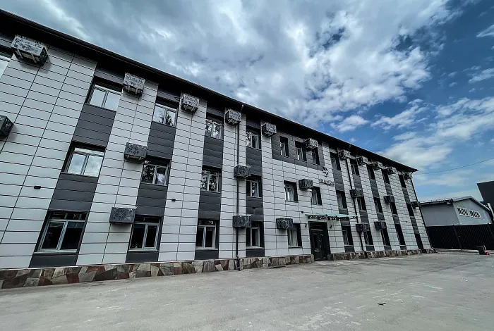 Линеарные панели APROFIL в облицовке гостиницы в Алматы (Мусоргского)