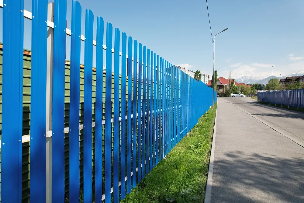 Трапециевидный штакетник APROFIL для ограждения трансформаторной подстанции в Алматы