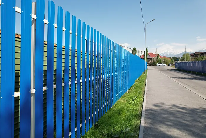 Трапециевидный штакетник APROFIL для ограждения трансформаторной подстанции в Алматы