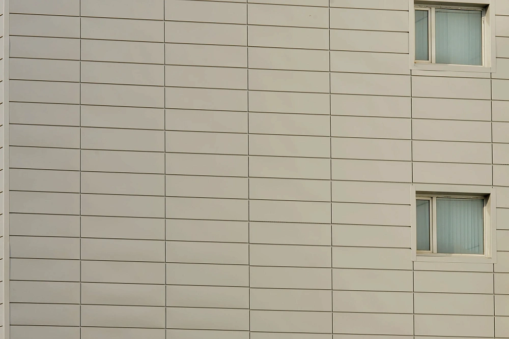 Линеарные панели APROFIL в фасадном решении Казахско-Американского университета в Алматы